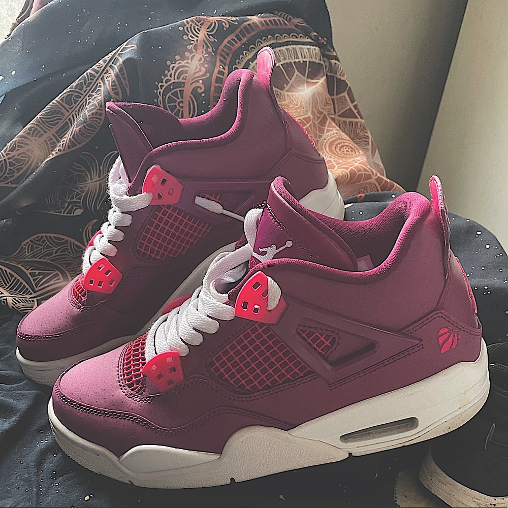 Worn once limited edition Air Jordan retro 4 “valentines day “